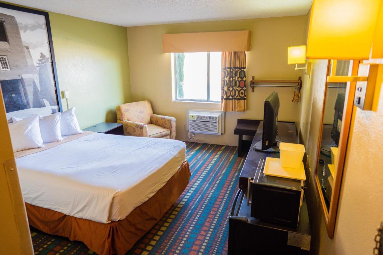 Super 8 by Wyndham Belen NM Hotell Eksteriør bilde