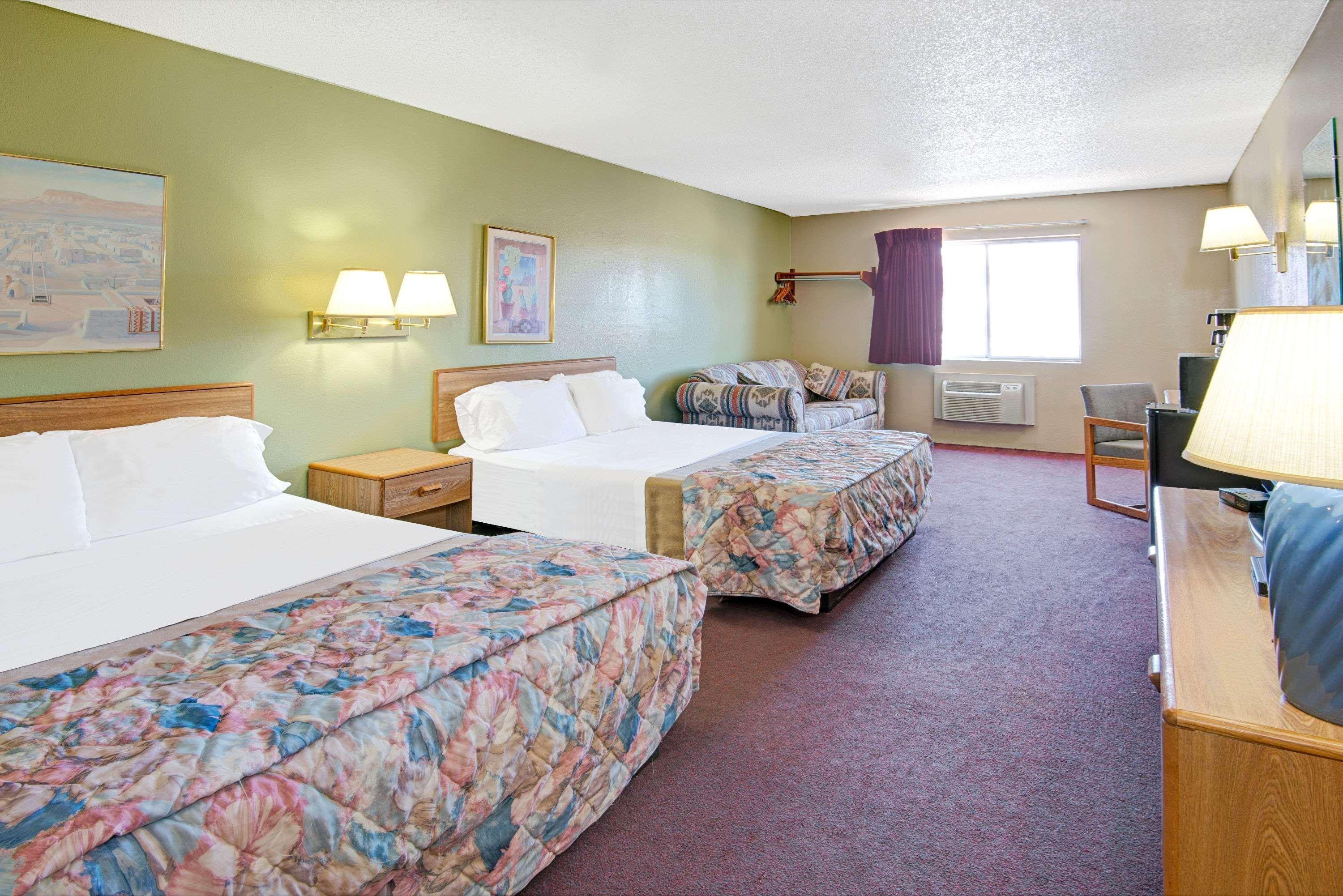Super 8 by Wyndham Belen NM Hotell Eksteriør bilde