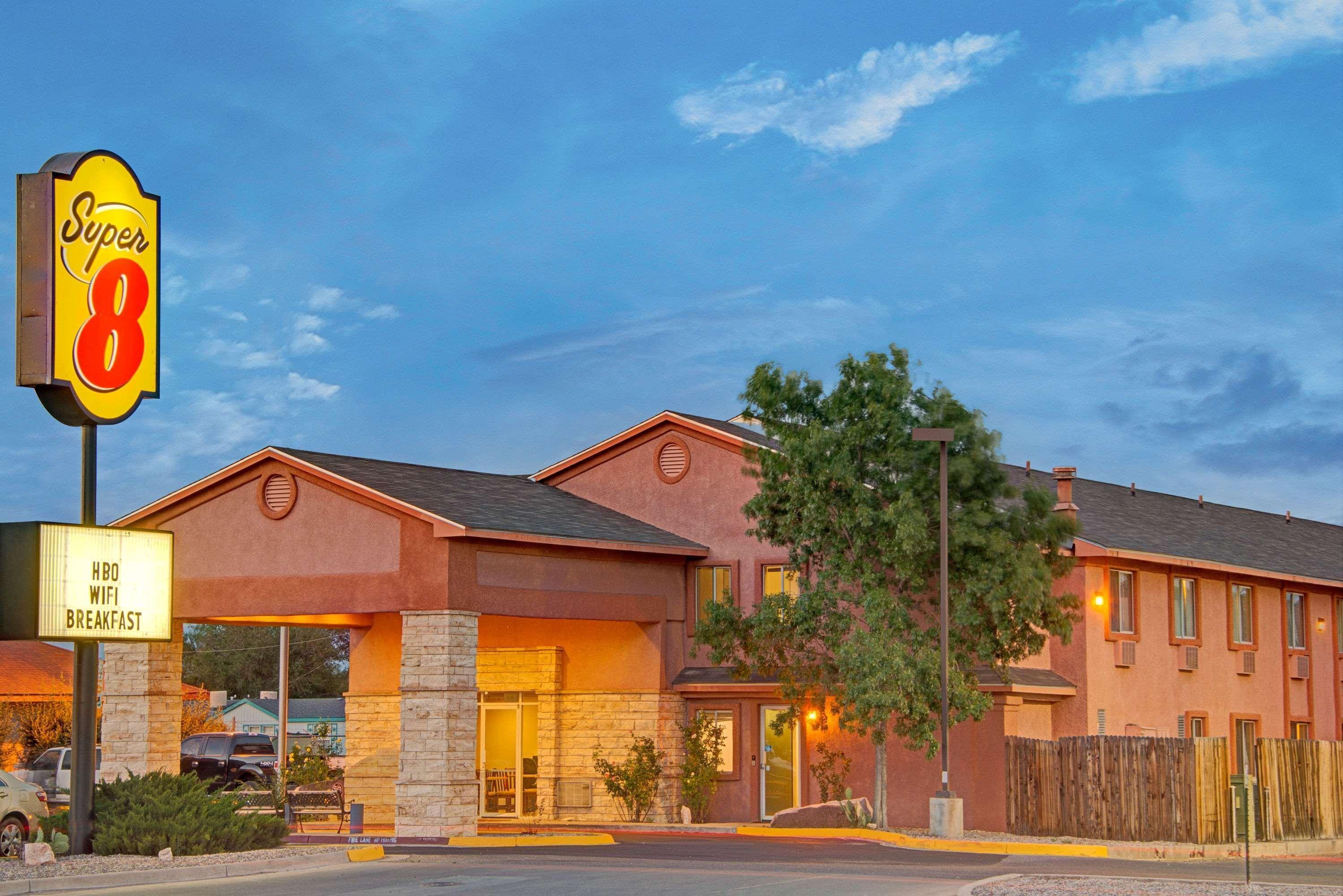 Super 8 by Wyndham Belen NM Hotell Eksteriør bilde
