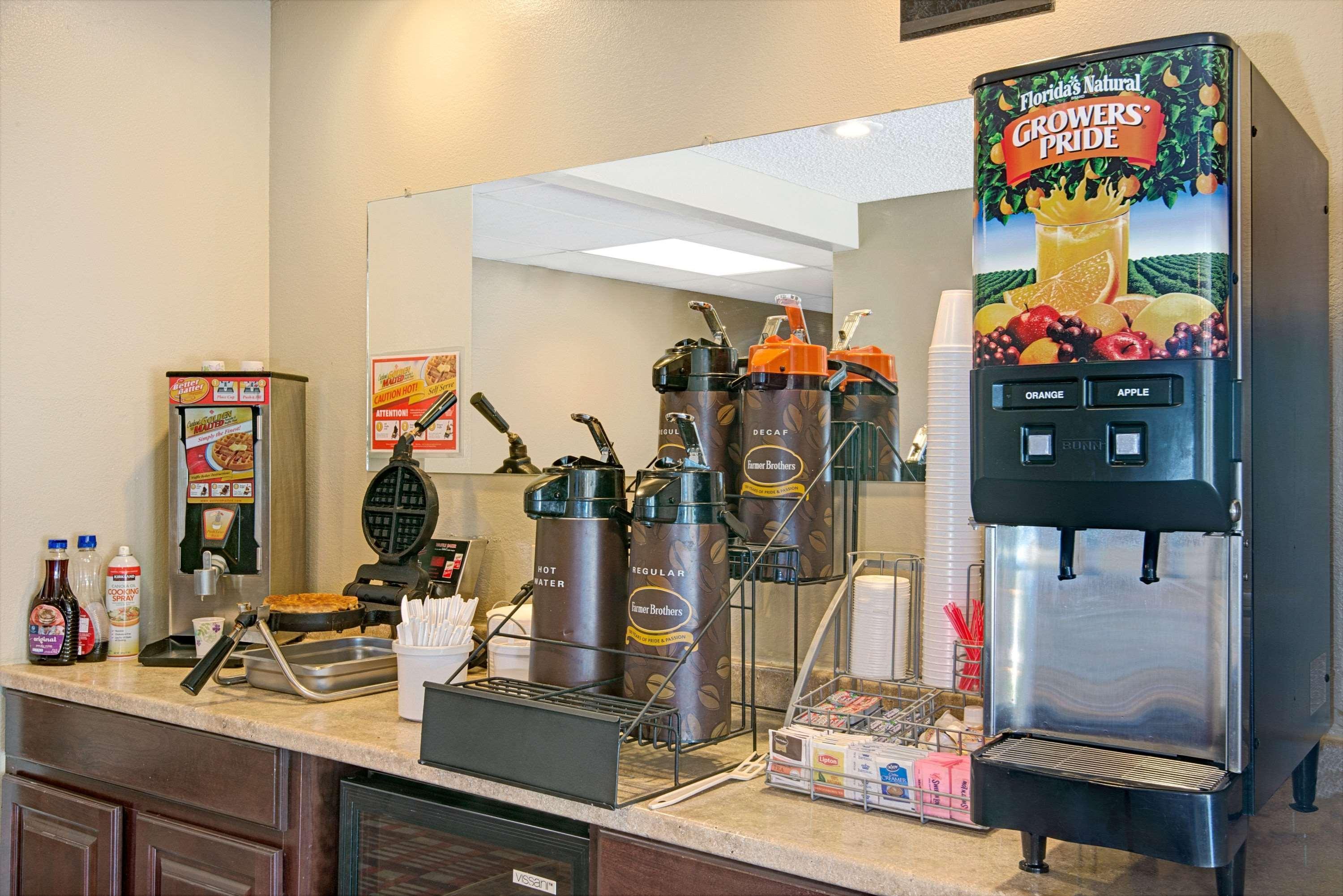 Super 8 by Wyndham Belen NM Hotell Eksteriør bilde